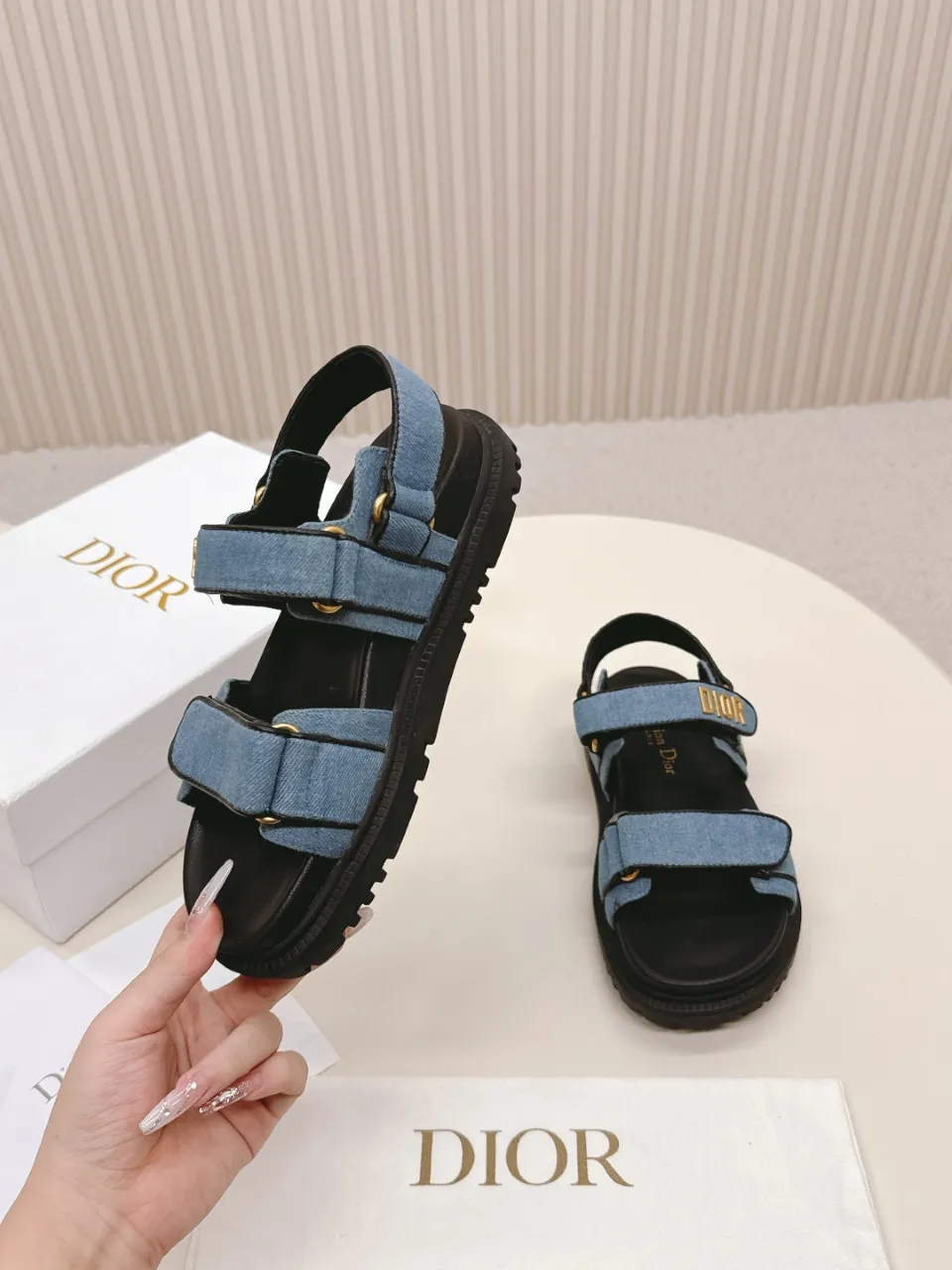 👟👟Ex-factory price 480👟👟 DIOR classic sandals mixed sheepskin DiorAct sandals are fashionable. Paired with an insole that fits the shape of your foot, it's made of exceptionally lightweight and comfortable leather. The upper straps are fastened with Velcro and are decorated with a gold-finish metal "Dior" logo, which complements the style design. These sandals add a modern edge to any look. Fabric: Imported mixed sheepskin Lining: Imported sheepskin Outsole: Original TPU outsole Code number: 35-42 (41 42 customized, non-refundable)